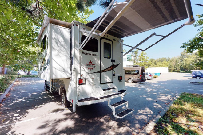 Foto des Modells - Wohnmobil Urlaub Kanada Fraserway Truck Camper mit Etagenbett Außenansicht