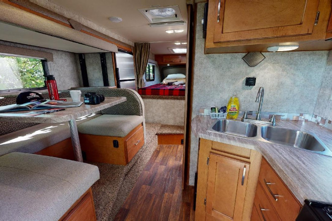 Foto des Modells - Wohnmobil Urlaub Kanada Fraserway Truck Camper mit Etagenbett Innenansicht