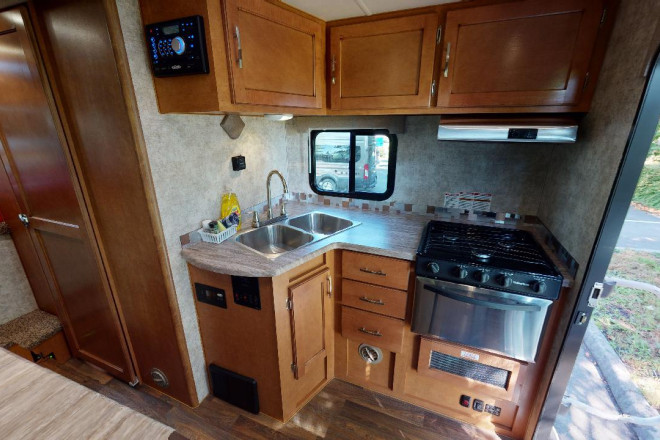 Foto des Modells - Wohnmobil Urlaub Kanada Fraserway Truck Camper mit Etagenbett Küche