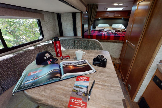 Foto des Modells - Wohnmobil Urlaub Kanada Fraserway Truck Camper mit Etagenbett Essbereich