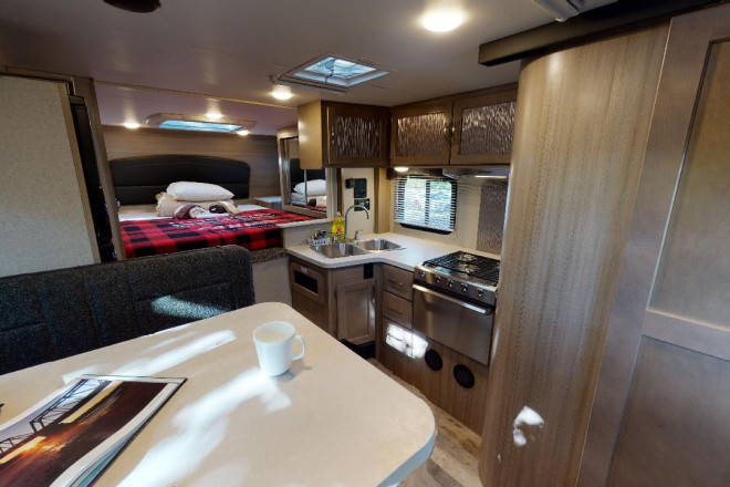 Foto des Modells - Wohnmobil Urlaub Kanada Fraserway Truck Camper mit Slide Out Innenansicht