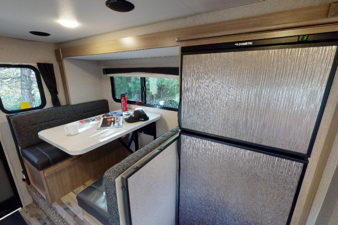Foto des Modells - Wohnmobil Urlaub Kanada Fraserway Truck Camper mit Slide Out Innenansicht