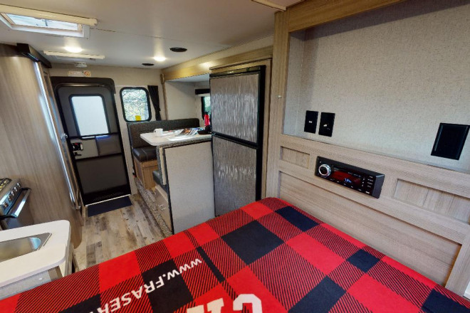 Foto des Modells - Wohnmobil Urlaub Kanada Fraserway Truck Camper mit Slide Out Innenansicht