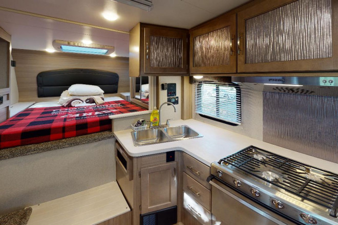 Foto des Modells - Wohnmobil Urlaub Kanada Fraserway Truck Camper mit Slide Out Küche