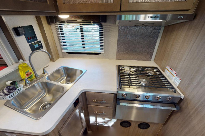 Foto des Modells - Wohnmobil Urlaub Kanada Fraserway Truck Camper mit Slide Out Küche