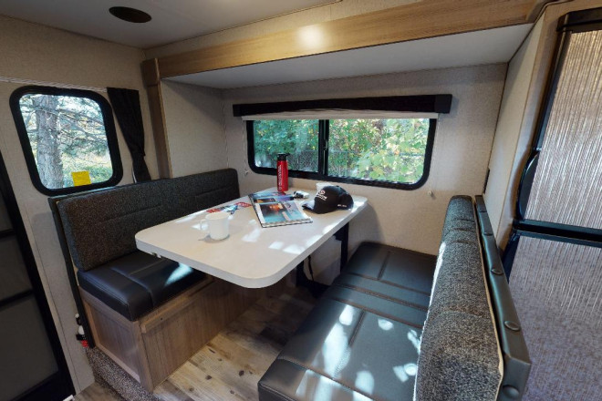 Foto des Modells - Wohnmobil Urlaub Kanada Fraserway Truck Camper mit Slide Out Essbereich
