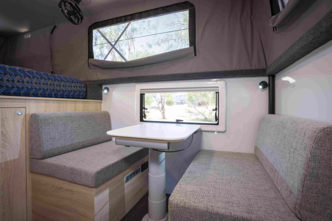 Wanderer Luxe 2 Personen Allradcamper innen Foto des Modells - Wanderer Luxe 2 Personen Allradcamper innen